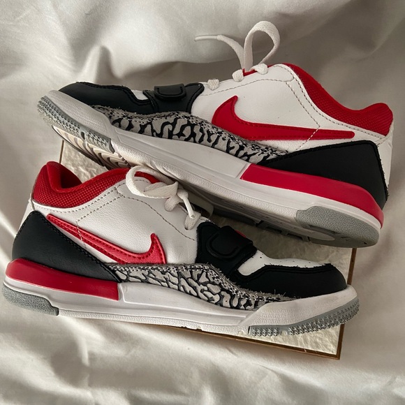 Nike Air Jordan Low Top Legacy 312 Sneaker Youth White/Black/Gym Red Size 13C - Picture 4 of 10